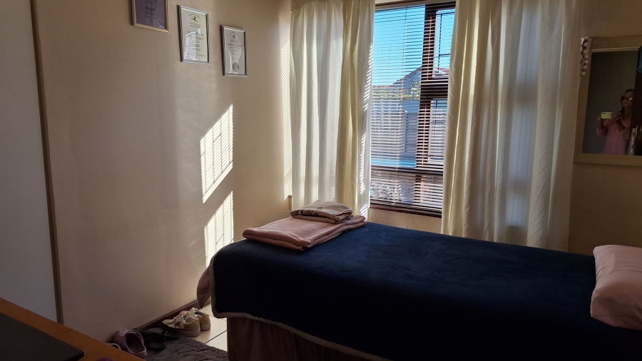 4 Bedroom Property for Sale in Denneoord Western Cape